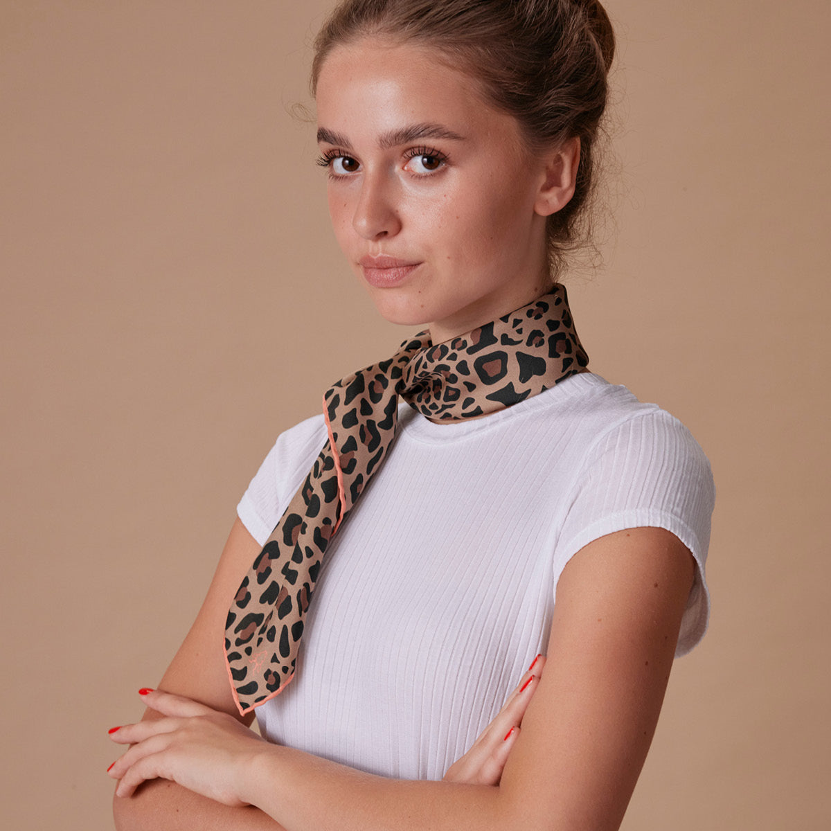 Frau mit Seidentuch mit Leoparden Print