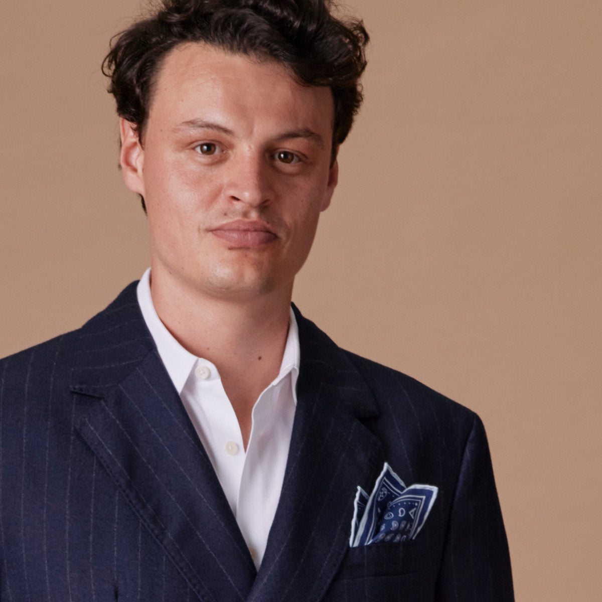 Mann mit ATIE Stecktuch mit Paisley Muster in blau