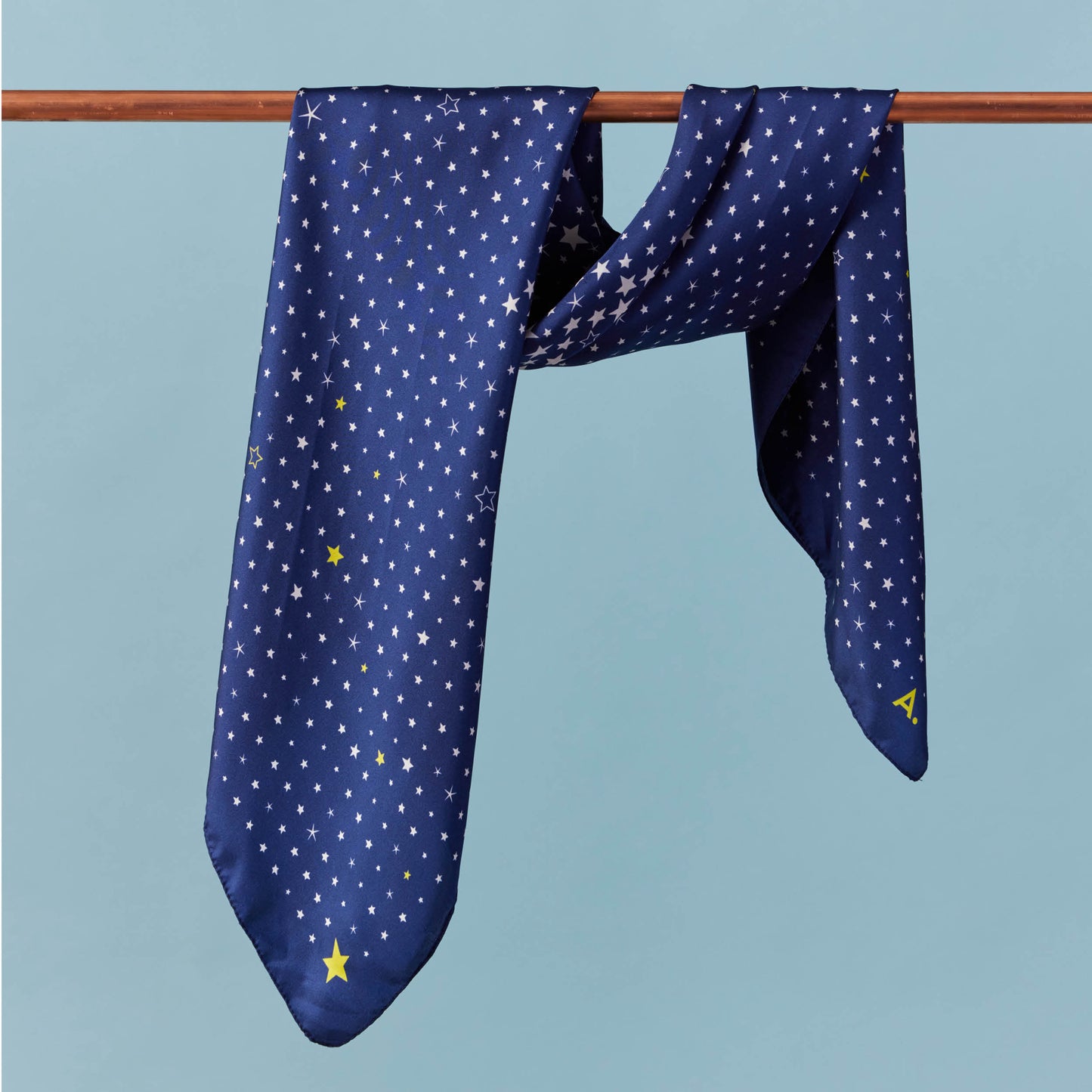 Seidentuch in der Grundfarbe blau mit beigem Sternenmuster und ergänzt mit kleinen gelben Sternen